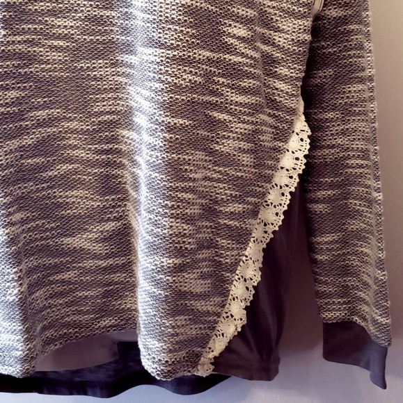 🌷NWT Medium long sleeve sweater shirt gray lacy - Picture 3 of 6